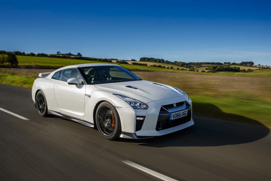  Nissan GT-R 2016 года  (UK) (фото 6 из 25)